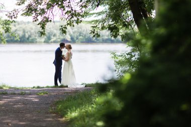 mutlu gelin ve damat yaz ormanda yürüyüş.