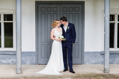 mutlu gelin ve damat yaz ormanda yürüyüş.