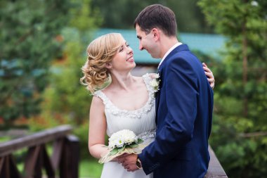 mutlu gelin ve damat yaz ormanda yürüyüş.