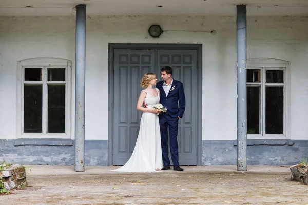 Heureux marié et mariée marchant dans la forêt d'été . — Photo