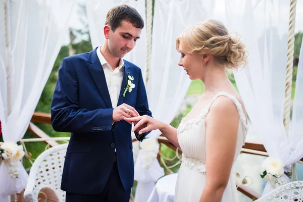 Bride and groom exchange wedding rings — Stock Photo, Image