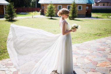 Bir gelinlik mutlu gelin dönüyor.