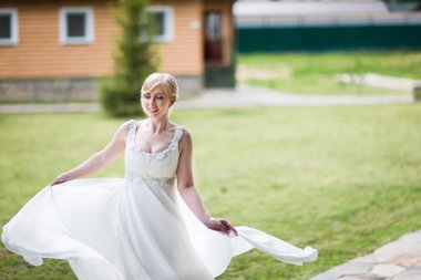 Bir gelinlik mutlu gelin dönüyor.