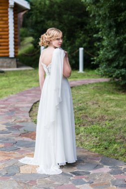 Bir gelinlik mutlu gelin dönüyor.