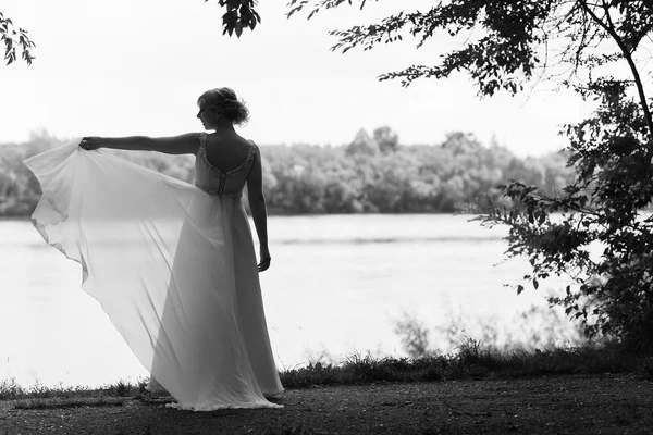 Happy bride in a wedding dress is spinning. — Stock Photo, Image