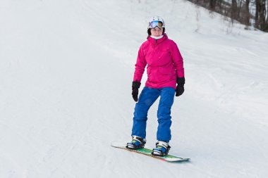 Kadın Snowboard soğuk kış günü yamaçlarında