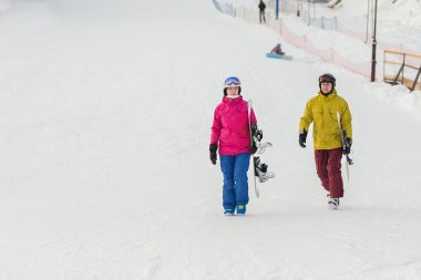 Genç çift snowboard tahtaları ile yürüyüş