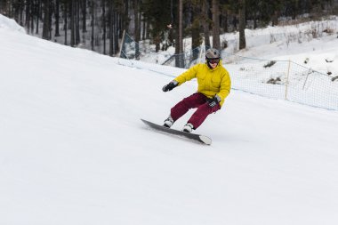 dağ slaytlardan Snowboarder