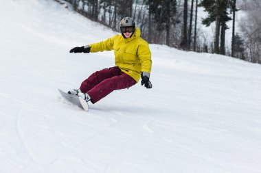 dağ slaytlardan Snowboarder