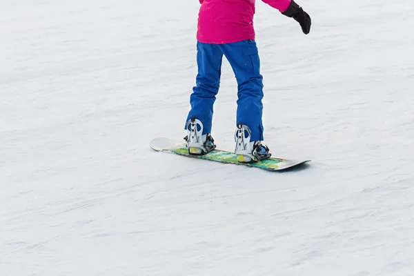 Kobieta snowboardzistów na stoku mroźny zimowy dzień — Zdjęcie stockowe