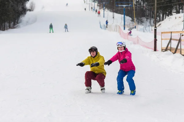 Snowboarders e esquiadores fazem aquecimento antes do exercício — Fotografia de Stock