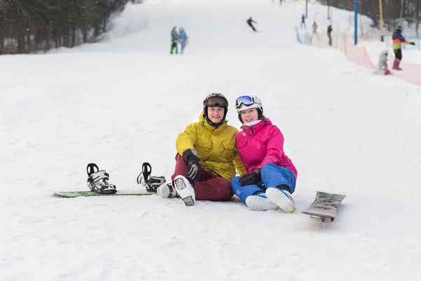 Jovens snowboarders casal ficar em um dia de inverno — Fotografia de Stock
