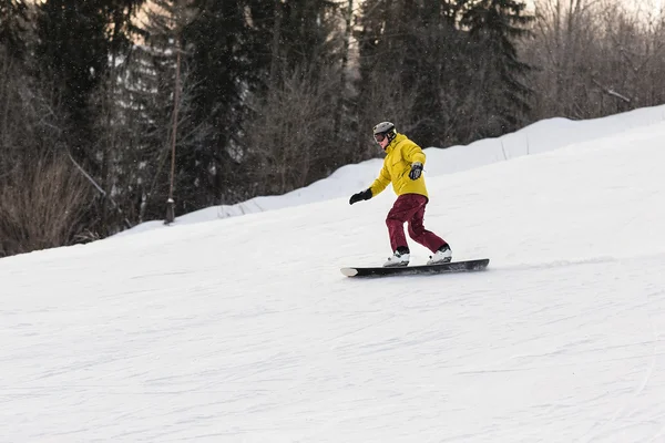 Сноубордист спускается с горы — стоковое фото