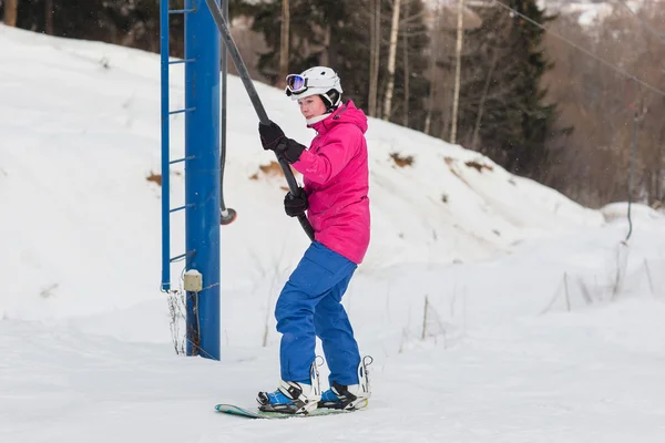 Snowboarders en skiërs opstaan op de lift — Stockfoto