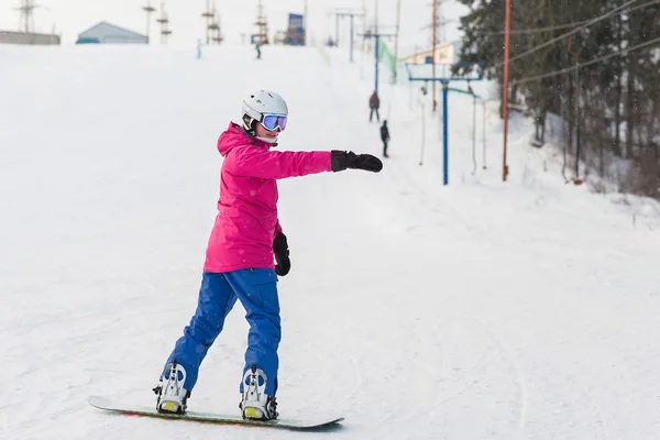 Kvinnan snowboardåkare på sluttningarna frostiga vinterdag — Stockfoto