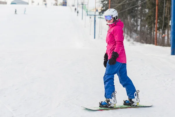 Snowboarderin auf der Piste frostiger Wintertag — Stockfoto