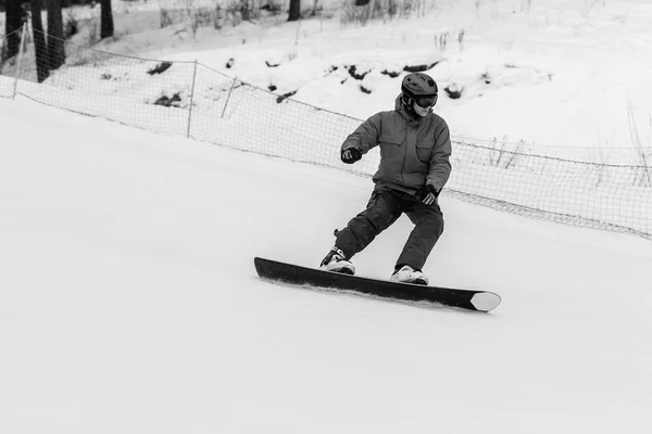 Snowboarder desliza da montanha — Fotografia de Stock