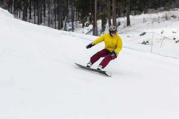 Snowboarder desliza da montanha — Fotografia de Stock