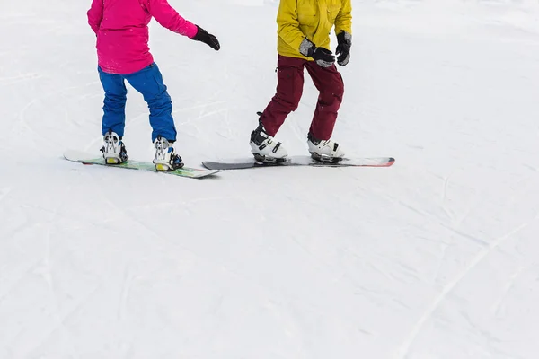 Genç çift snowboard slayt aşağı — Stok fotoğraf