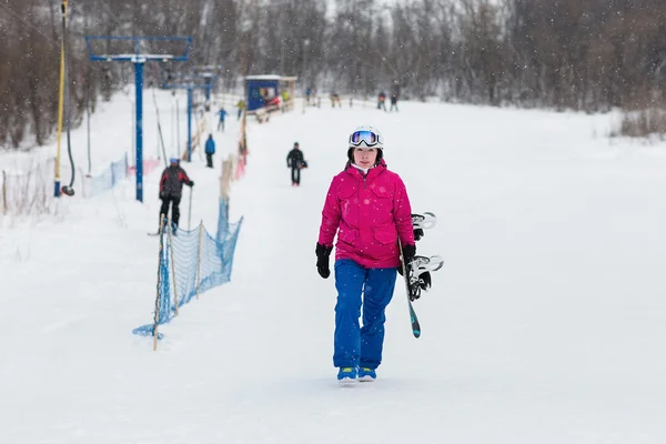 Snowboarderin auf der Piste frostiger Wintertag — Stockfoto