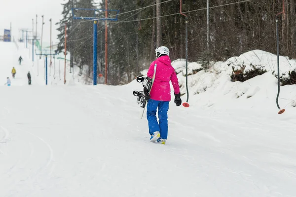 Kadın Snowboard soğuk kış günü yamaçlarında — Stok fotoğraf