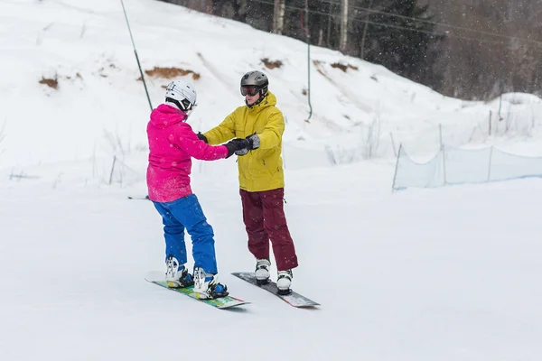 Młoda para snowboardzistów slajdów w dół — Zdjęcie stockowe