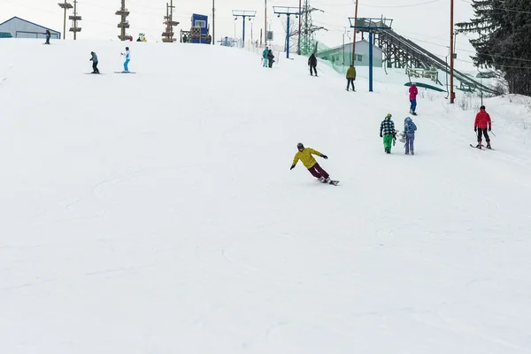 Scivoli snowboarder dalla montagna — Foto Stock