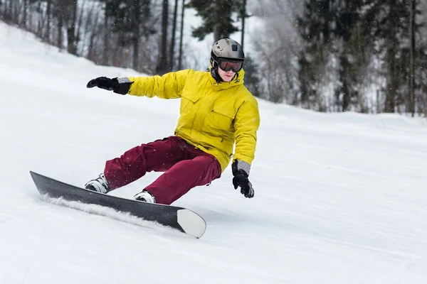 Snowboarder se desliza desde la montaña — Foto de Stock
