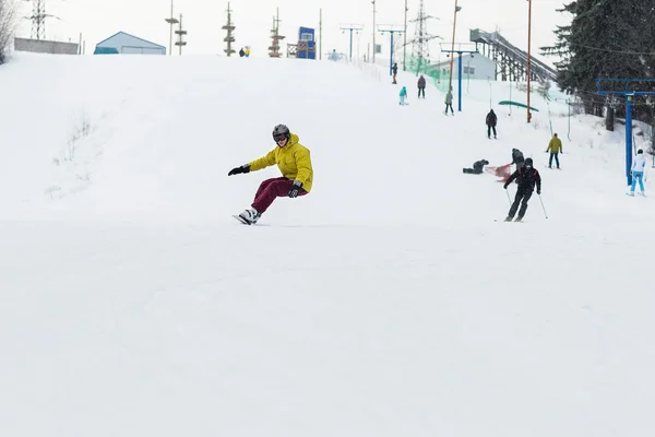 Snowboarder desliza da montanha — Fotografia de Stock