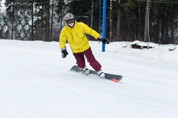 Snowboarder se desliza desde la montaña — Foto de Stock