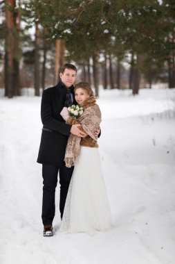 Kar kış ormanda yürüyüş yeni evli genç Çift. 