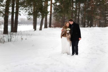 bir kış ormanda yürüyüş çift yeni evliler