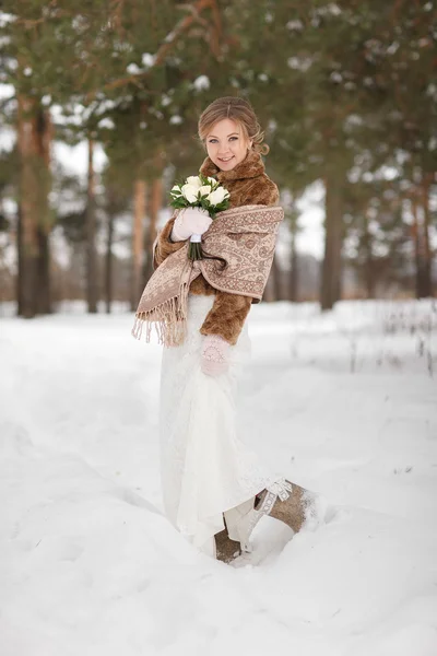 Porträt einer schönen Braut im Wintermantel — Stockfoto