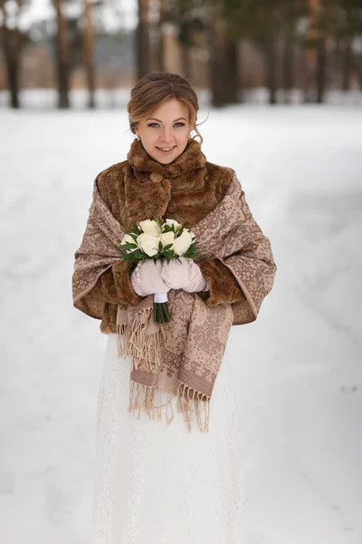 Porträt einer schönen Braut im Wintermantel — Stockfoto