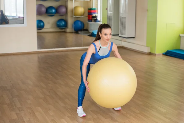 Young fitness woman doing slopes with fitball — 图库照片