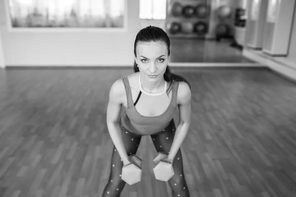 Jovem fazendo exercícios de fitness com halteres — Fotografia de Stock