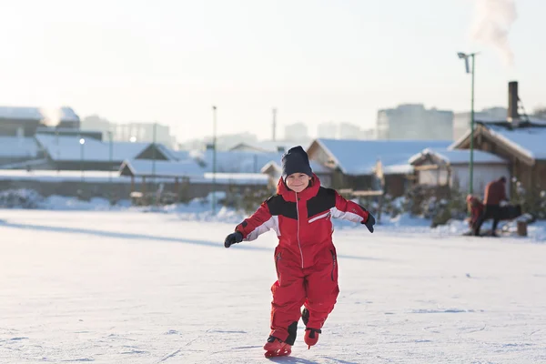 Patinaje infantil feliz en invierno en la pista — Foto de Stock