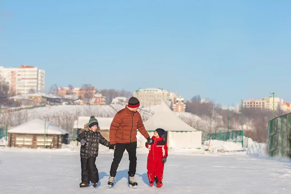 Счастливого семейного катания зимой — стоковое фото