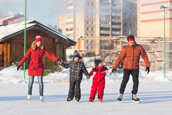 Happy family skate in the winter — Stock Photo, Image