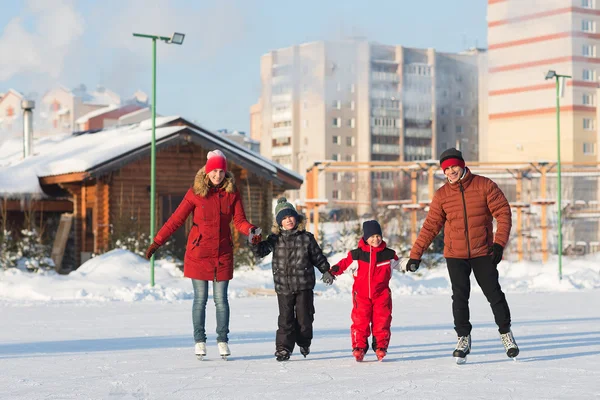 Happy family skate in the winter — Stock Photo, Image