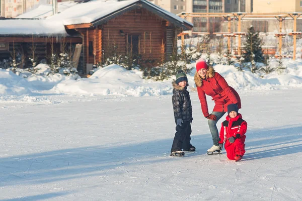 Happy family skate in the winter — Stock Photo, Image