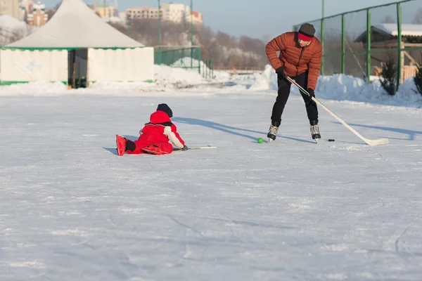 Szczęśliwe dzieci śmieszne gry Hokej na lodowisku — Zdjęcie stockowe