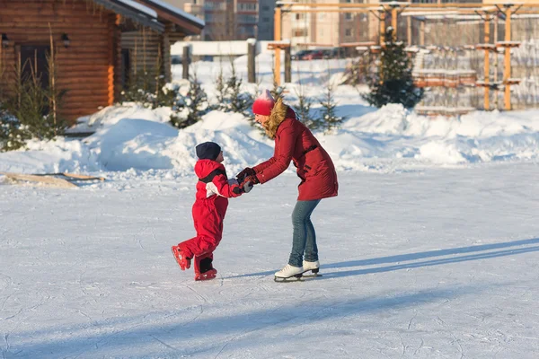 Patinação familiar feliz no inverno — Fotografia de Stock