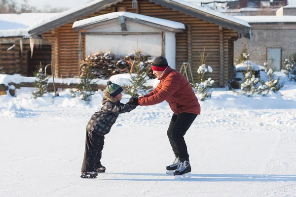 Szczęśliwa rodzina skate w zimie — Zdjęcie stockowe