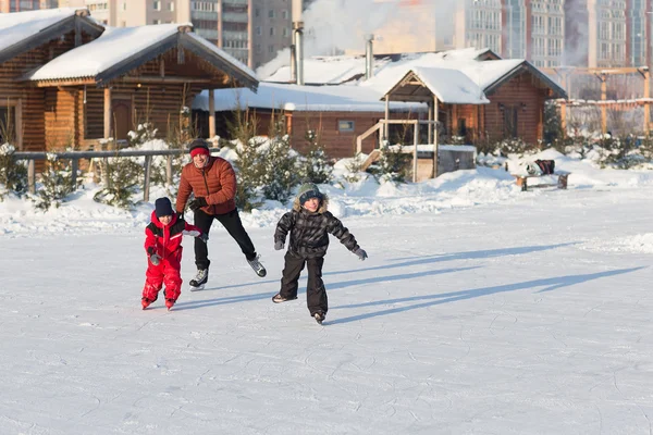 Szczęśliwa rodzina skate w zimie — Zdjęcie stockowe