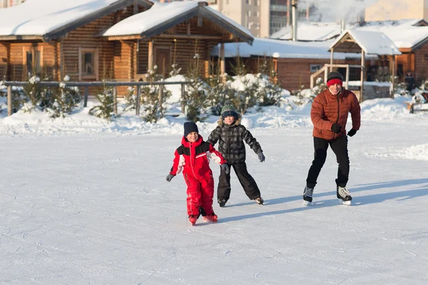 Szczęśliwa rodzina skate w zimie — Zdjęcie stockowe