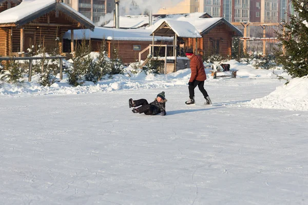 Szczęśliwa rodzina skate w zimie — Zdjęcie stockowe