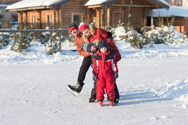 Šťastná rodina brusle v zimě — Stock fotografie