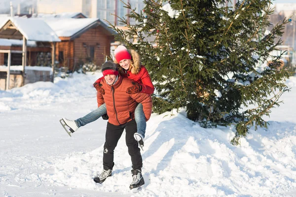 Casal feliz patinando no inverno rinque — Fotografia de Stock