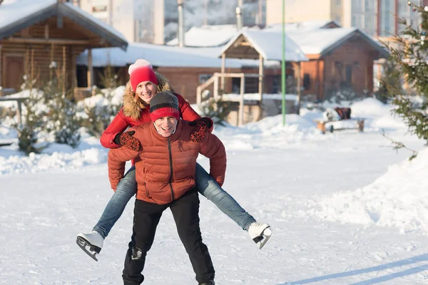 Feliz pareja patinando en la pista de invierno — Foto de Stock